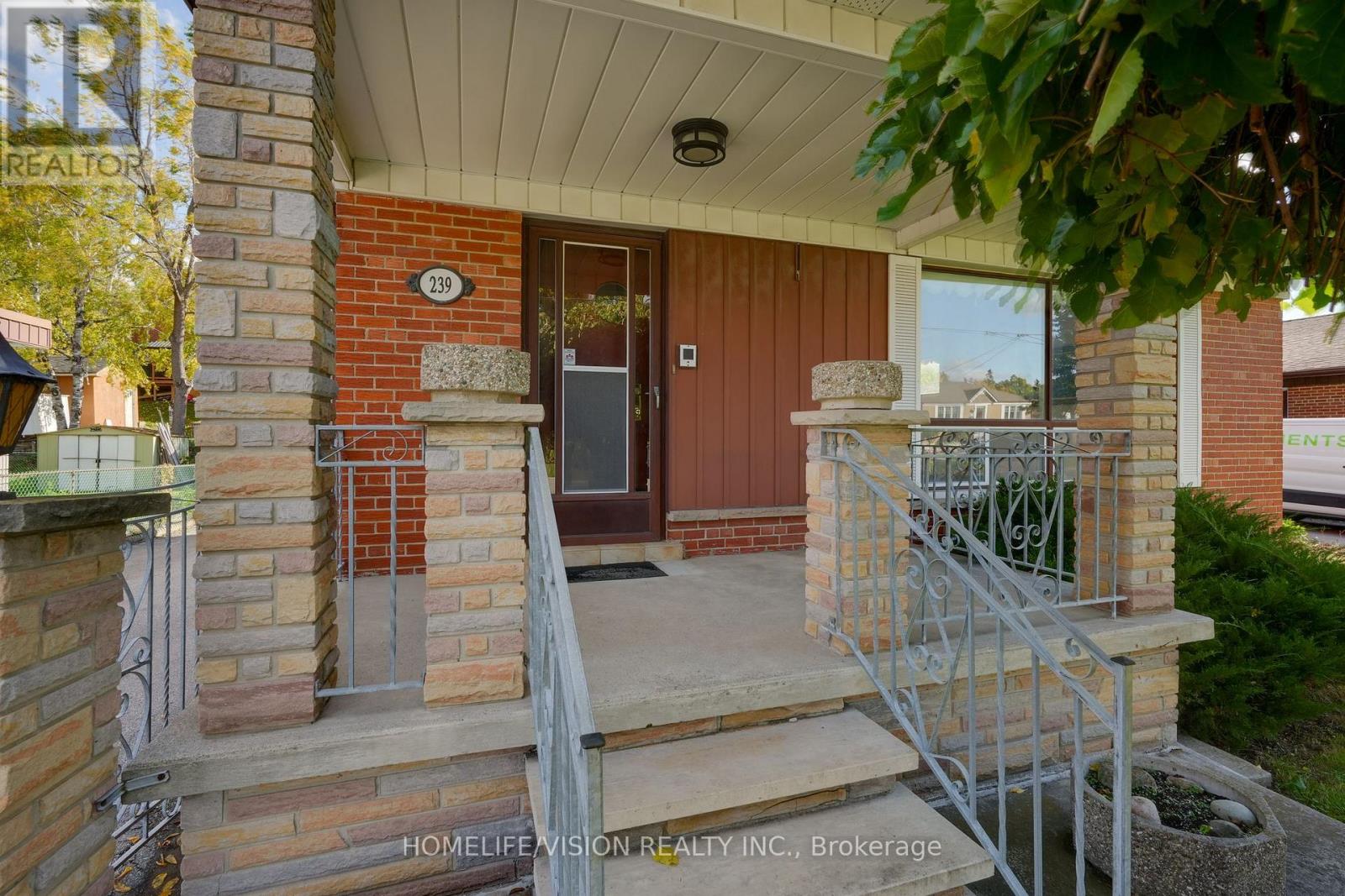 239 Epsom Downs Drive, Toronto, Ontario  M3M 1T3 - Photo 7 - W12483989