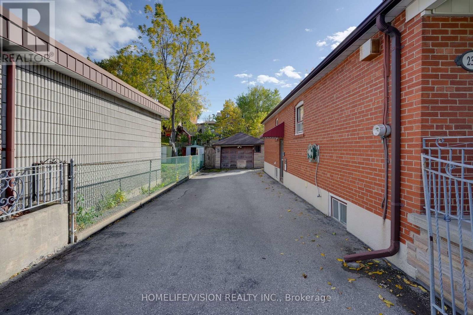 239 Epsom Downs Drive, Toronto, Ontario  M3M 1T3 - Photo 9 - W12483989