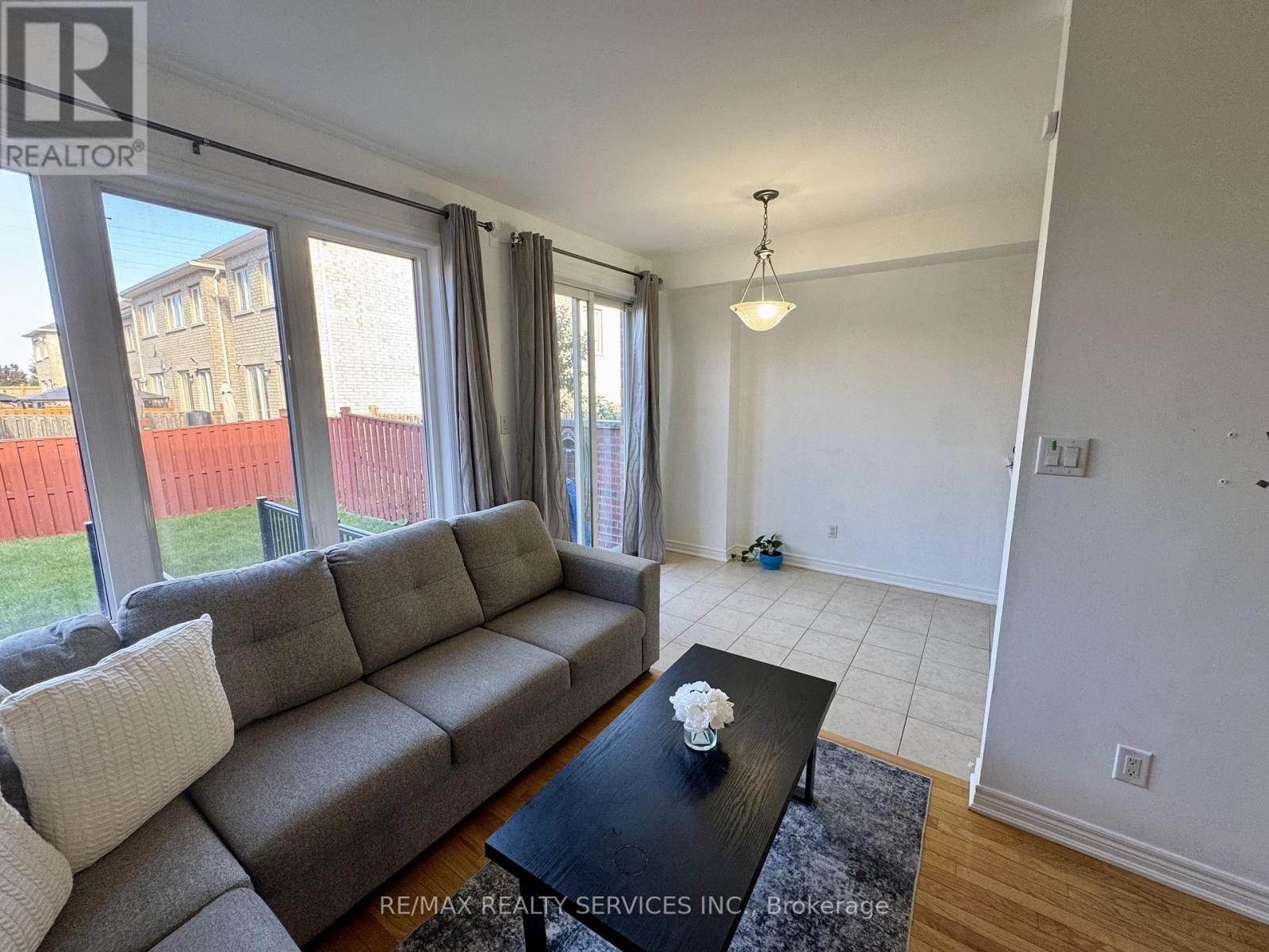 9 Pendulum Circle, Brampton, Ontario  L6R 3N5 - Photo 10 - W12484038