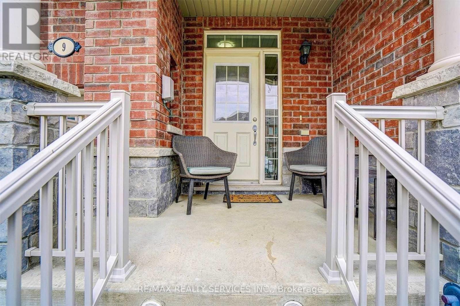 9 Pendulum Circle, Brampton, Ontario  L6R 3N5 - Photo 2 - W12484038