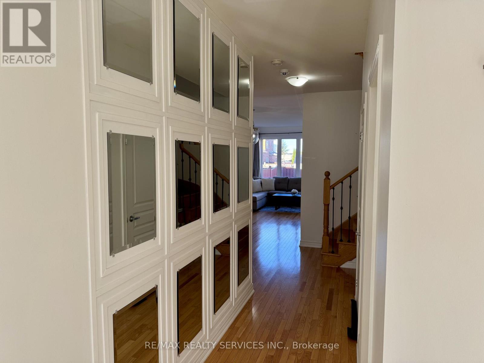 9 Pendulum Circle, Brampton, Ontario  L6R 3N5 - Photo 3 - W12484038