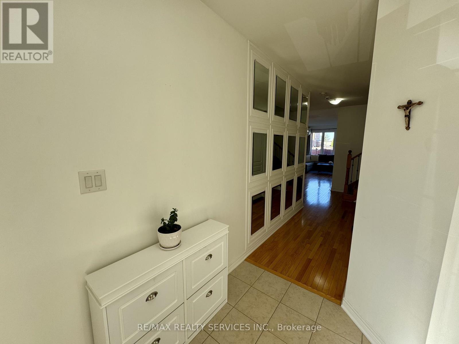 9 Pendulum Circle, Brampton, Ontario  L6R 3N5 - Photo 4 - W12484038