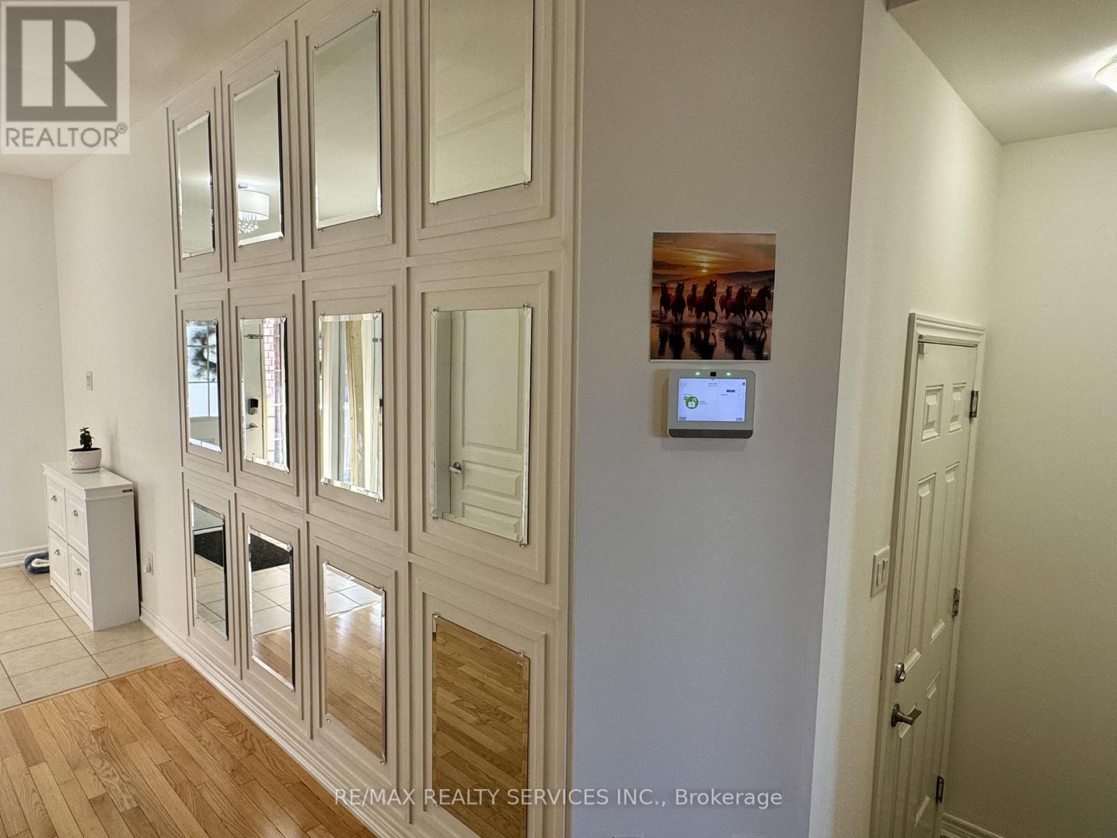 9 Pendulum Circle, Brampton, Ontario  L6R 3N5 - Photo 5 - W12484038