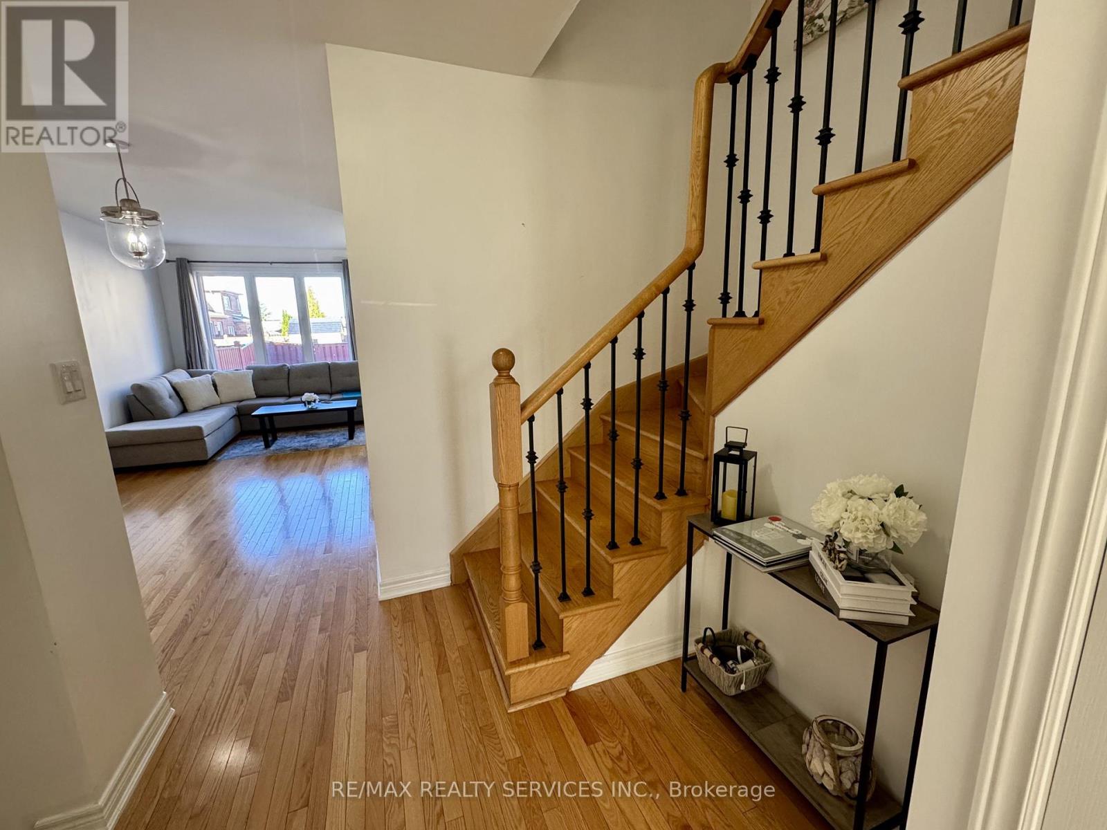 9 Pendulum Circle, Brampton, Ontario  L6R 3N5 - Photo 6 - W12484038