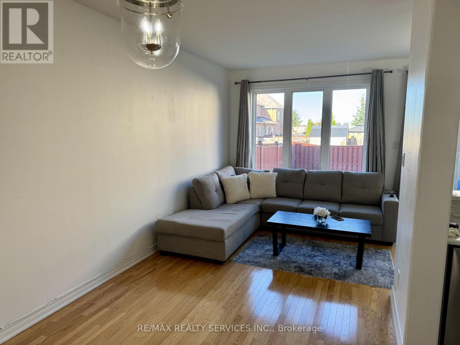 9 Pendulum Circle, Brampton, Ontario  L6R 3N5 - Photo 7 - W12484038