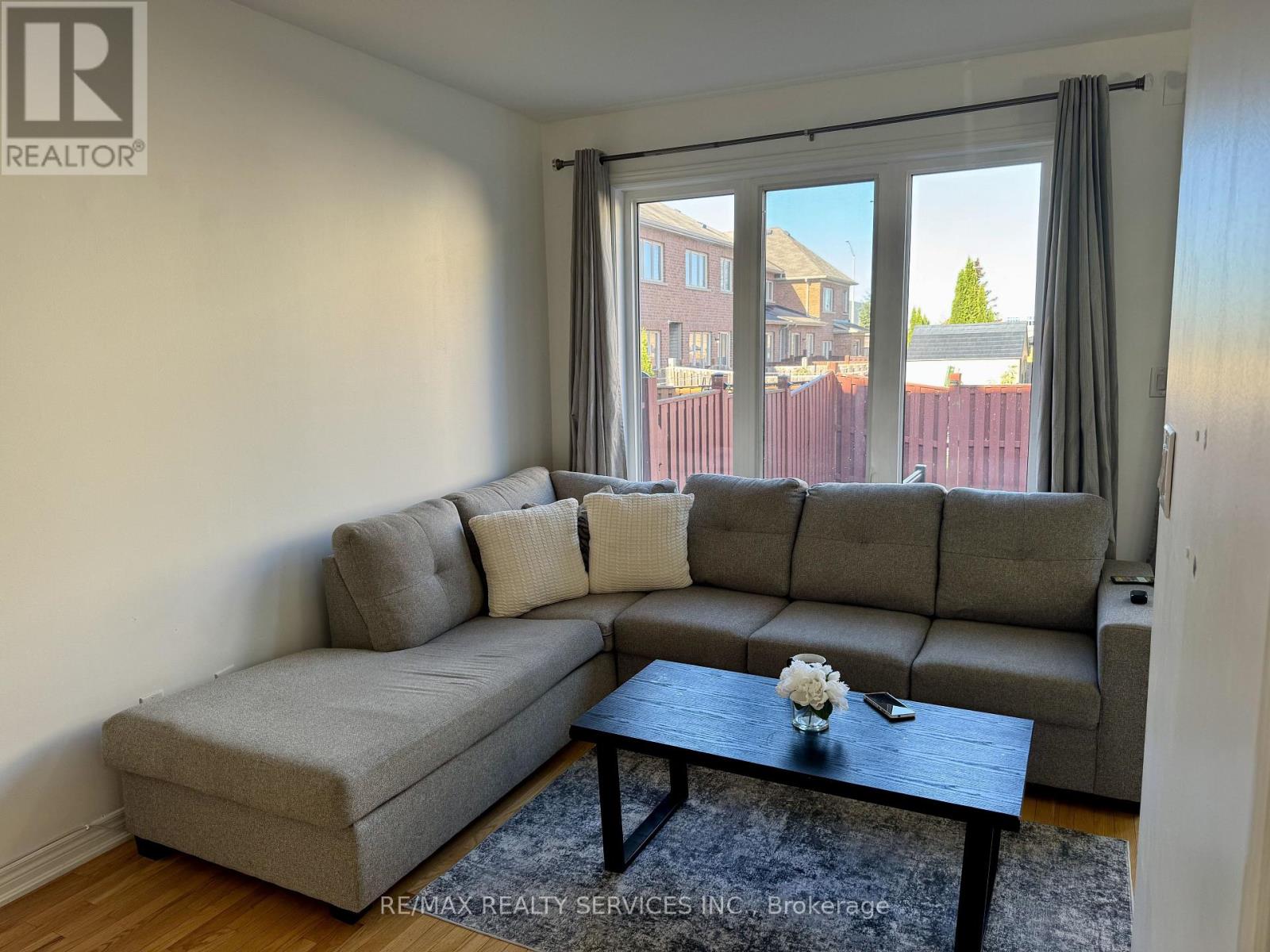 9 Pendulum Circle, Brampton, Ontario  L6R 3N5 - Photo 8 - W12484038