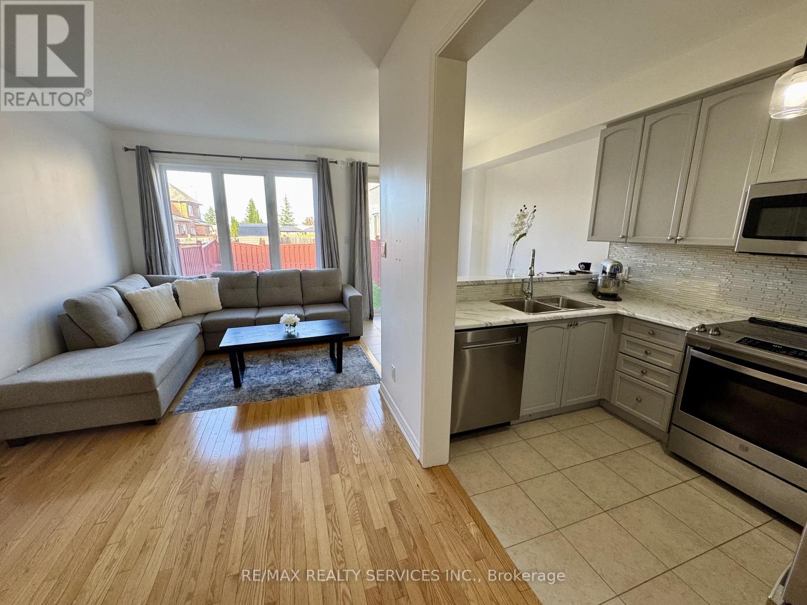 9 Pendulum Circle, Brampton, Ontario  L6R 3N5 - Photo 9 - W12484038