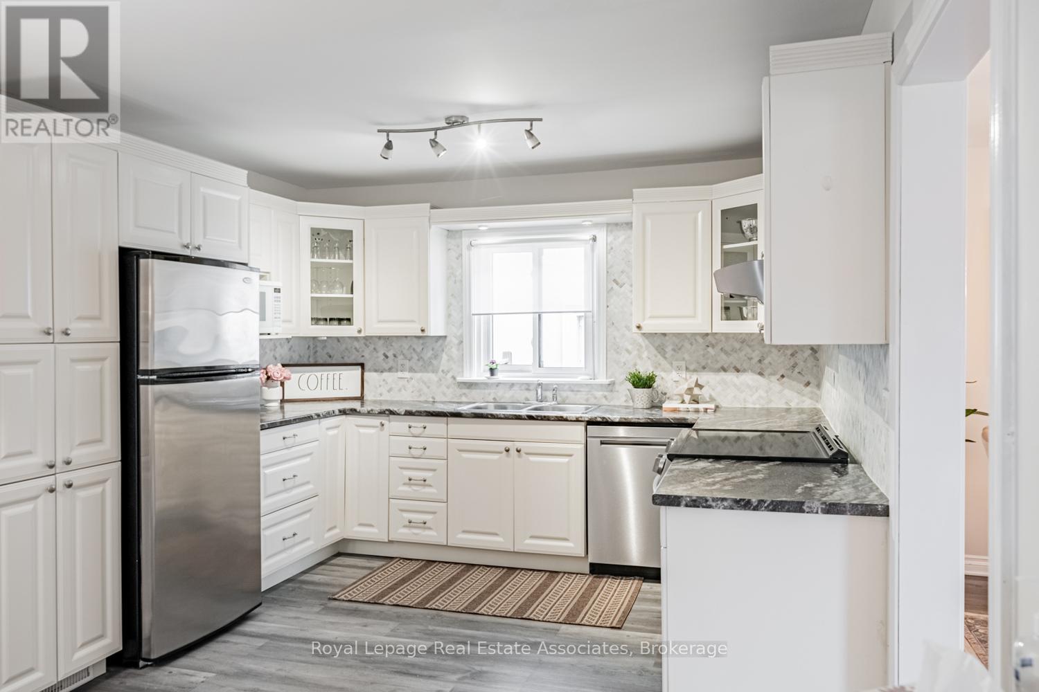 1094 Eastmount Avenue, Mississauga, Ontario  L5E 1Z4 - Photo 10 - W12484054