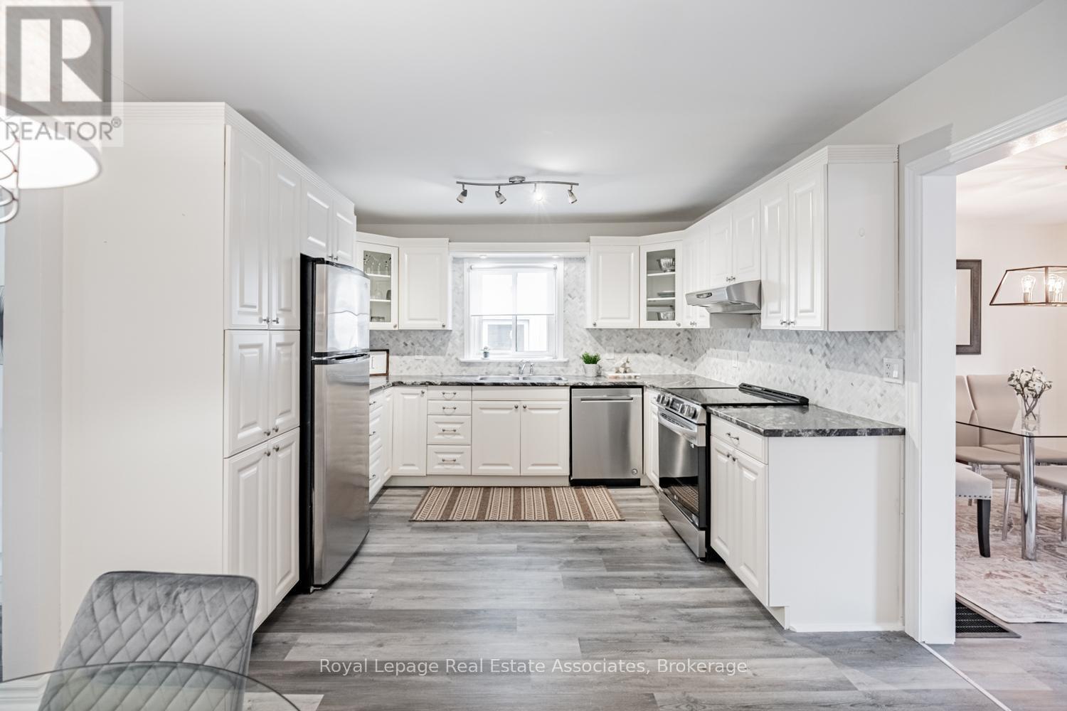 1094 Eastmount Avenue, Mississauga, Ontario  L5E 1Z4 - Photo 11 - W12484054