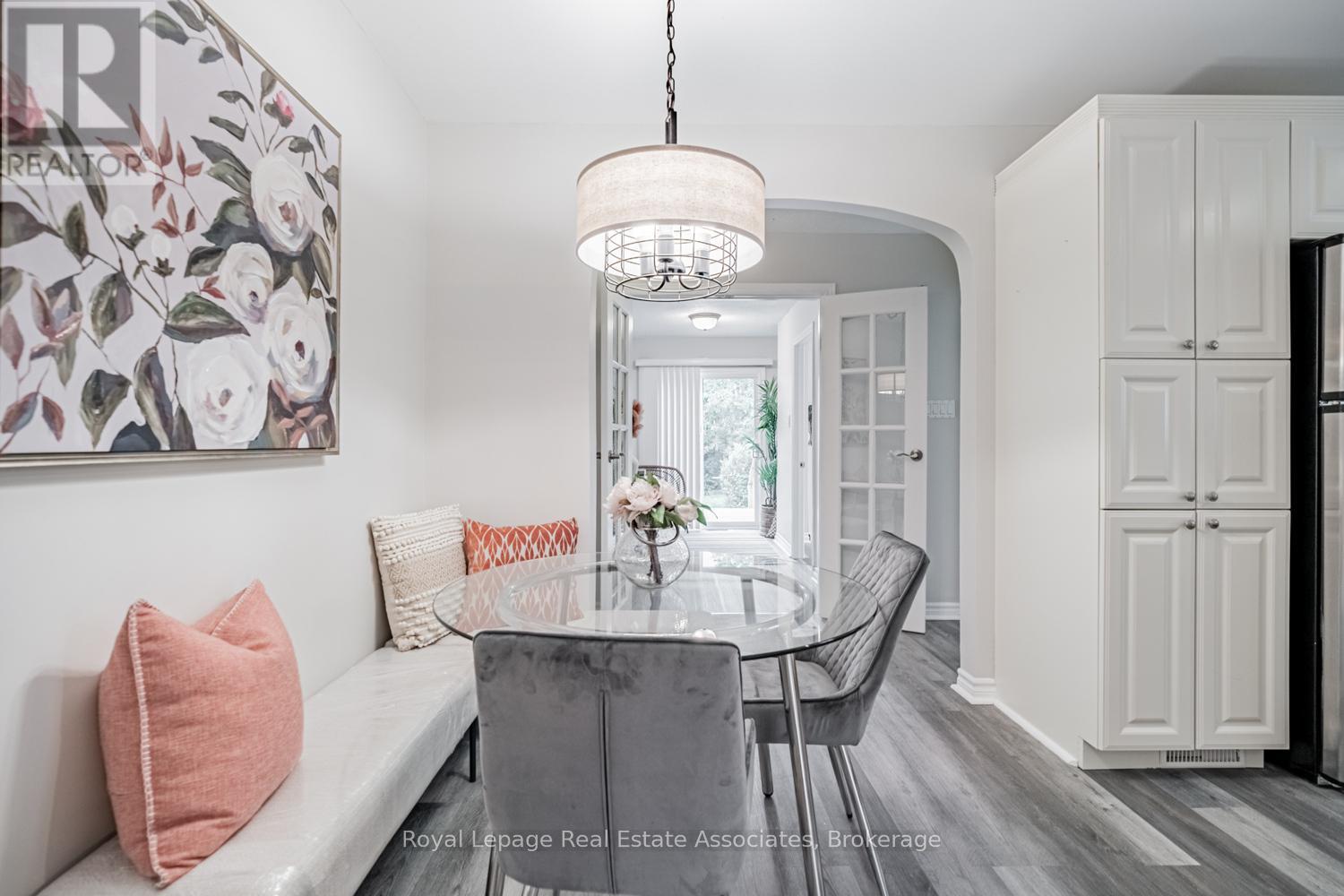 1094 Eastmount Avenue, Mississauga, Ontario  L5E 1Z4 - Photo 16 - W12484054