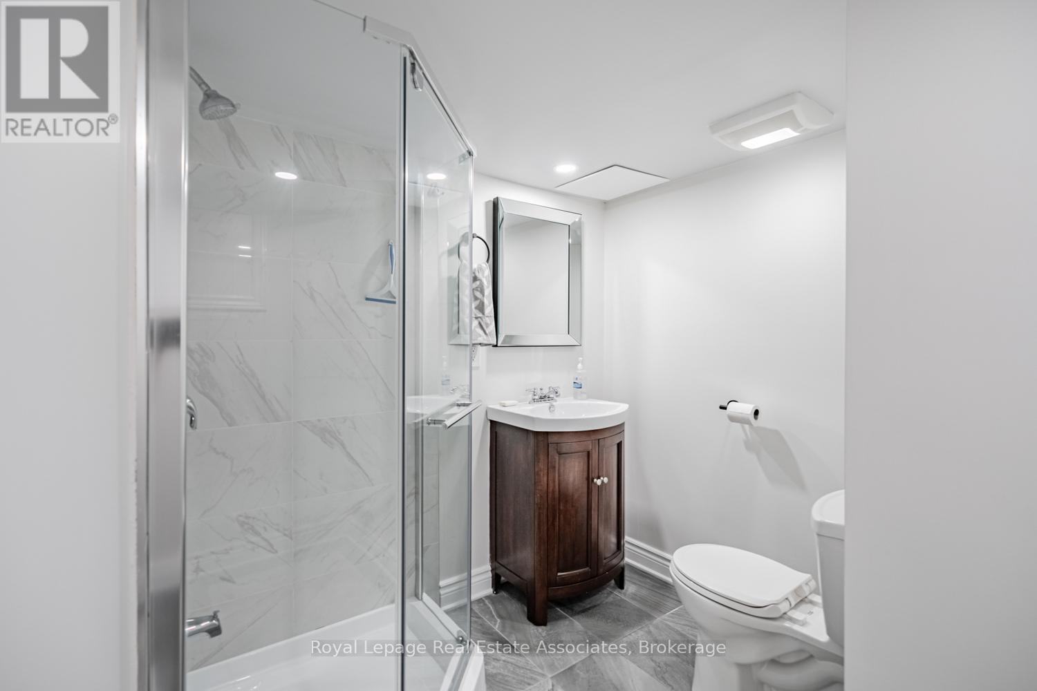 1094 Eastmount Avenue, Mississauga, Ontario  L5E 1Z4 - Photo 23 - W12484054