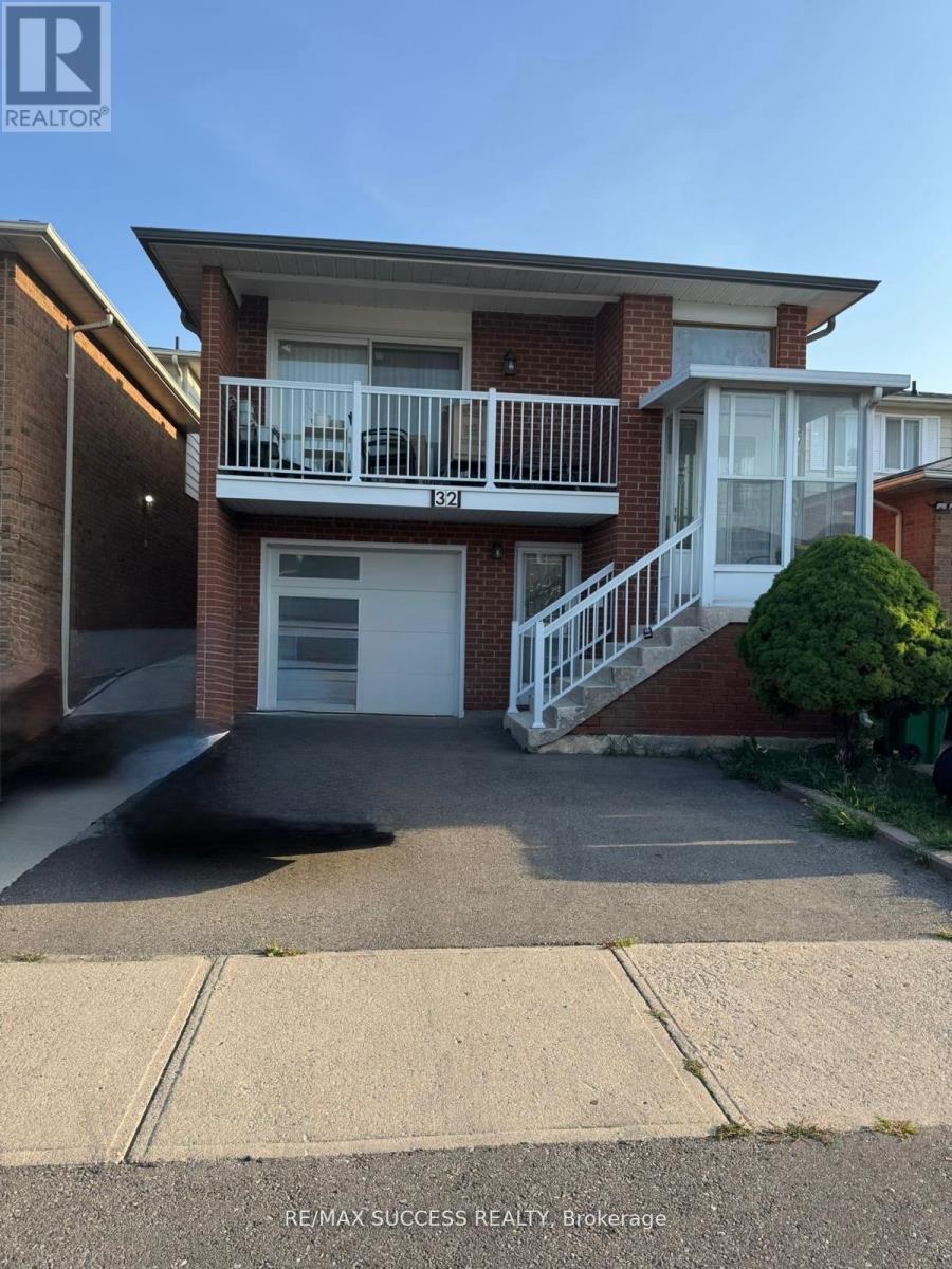 32 MARTINDALE CRESCENT, Brampton, Ontario