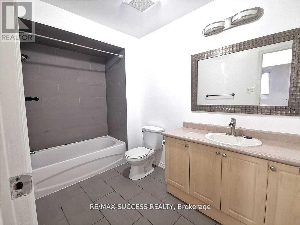 32 Martindale Crescent, Brampton, Ontario  L6X 2T9 - Photo 11 - W12484077