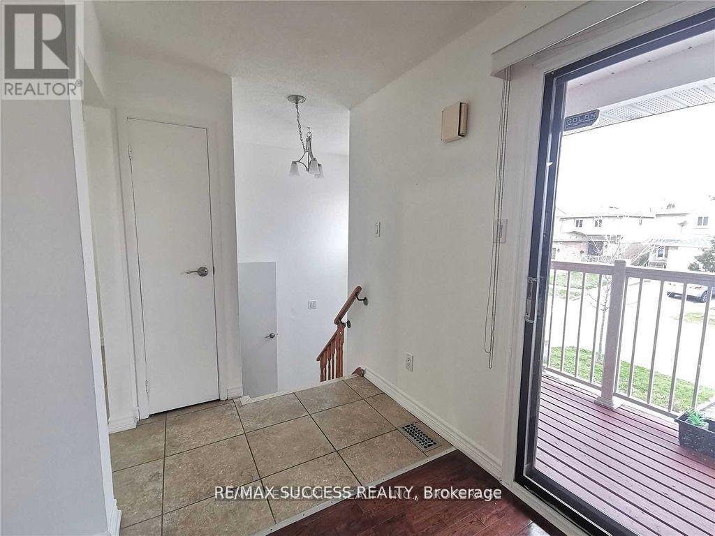 32 Martindale Crescent, Brampton, Ontario  L6X 2T9 - Photo 3 - W12484077