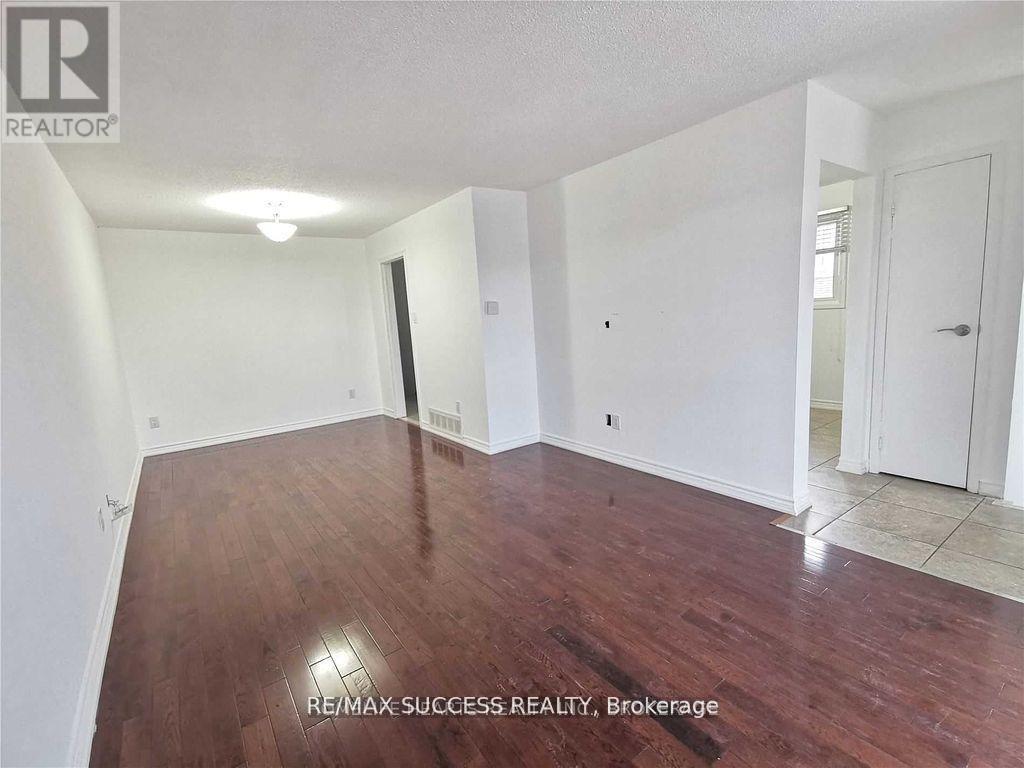 32 Martindale Crescent, Brampton, Ontario  L6X 2T9 - Photo 4 - W12484077