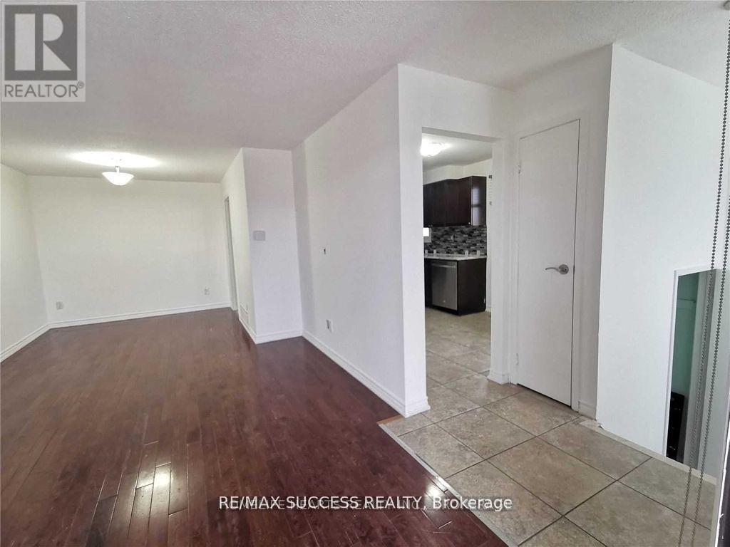 32 Martindale Crescent, Brampton, Ontario  L6X 2T9 - Photo 5 - W12484077