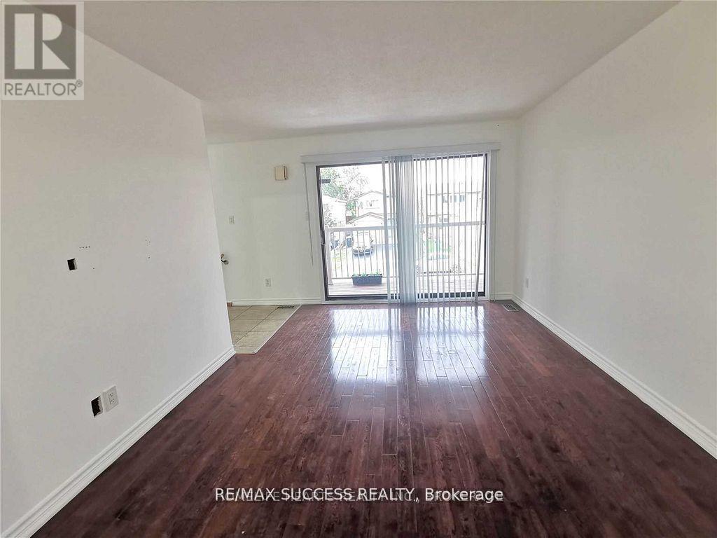 32 Martindale Crescent, Brampton, Ontario  L6X 2T9 - Photo 6 - W12484077