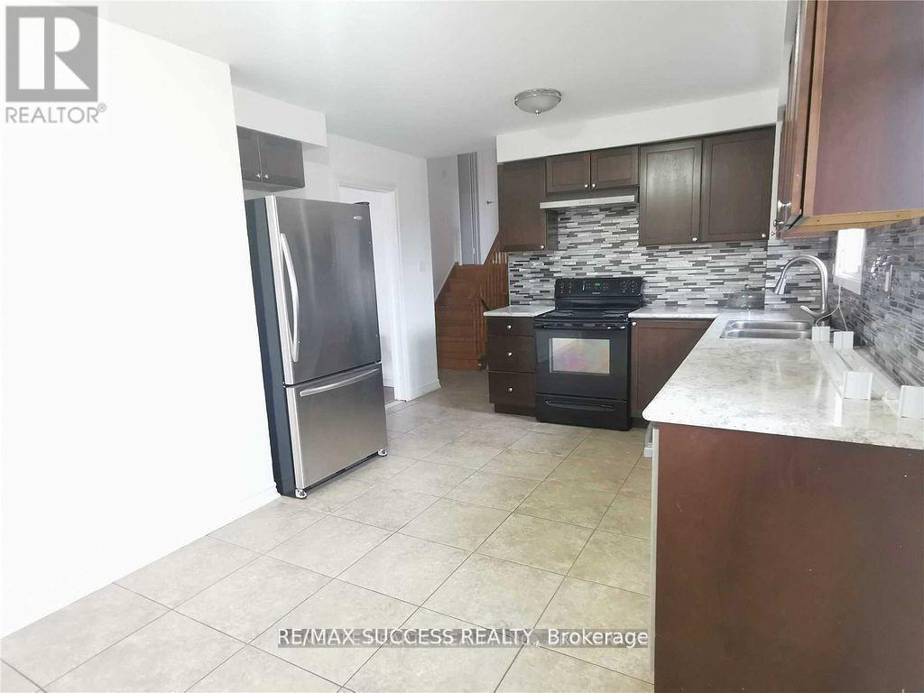 32 Martindale Crescent, Brampton, Ontario  L6X 2T9 - Photo 7 - W12484077