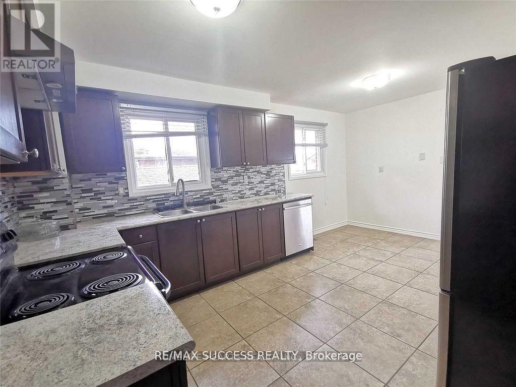 32 Martindale Crescent, Brampton, Ontario  L6X 2T9 - Photo 8 - W12484077