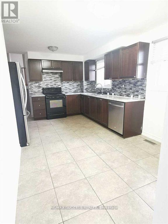 32 Martindale Crescent, Brampton, Ontario  L6X 2T9 - Photo 9 - W12484077