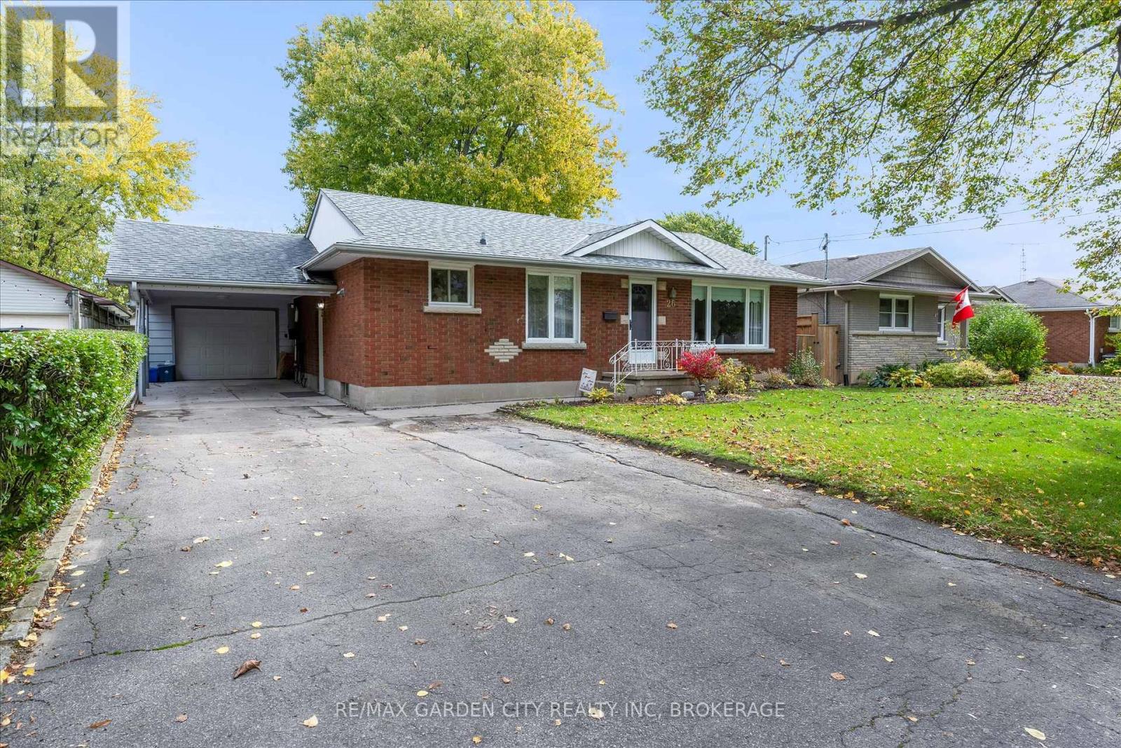 26 Howard Avenue, St. Catharines, Ontario  L2N 3X1 - Photo 1 - X12484107