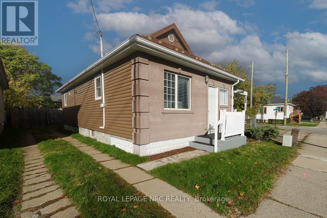 241 Vine Street, St. Catharines, Ontario  L2M 4S9 - Photo 2 - X12483958