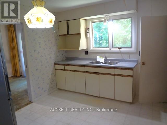 54 Sylvan Drive, Cambridge, Ontario  N1R 5S5 - Photo 9 - X12483974