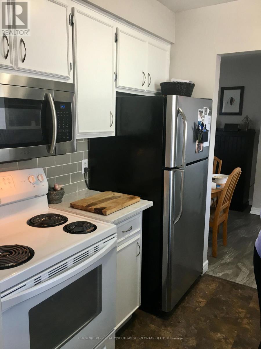 148 Green Valley Drive, Kitchener, Ontario  N2P 1C4 - Photo 6 - X12484079