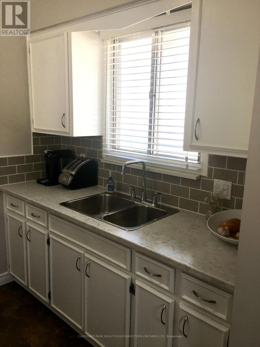 148 Green Valley Drive, Kitchener, Ontario  N2P 1C4 - Photo 7 - X12484079