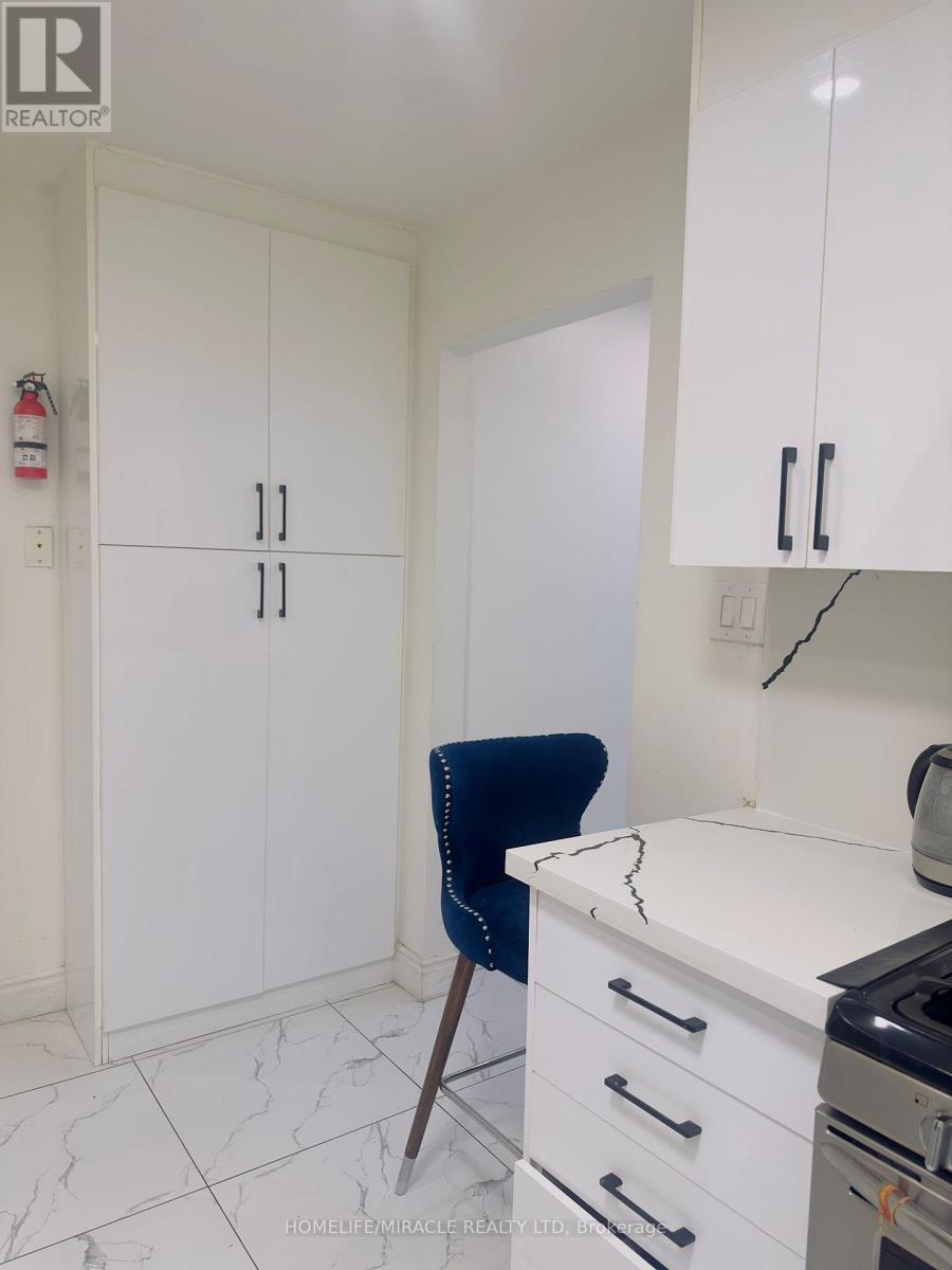 Upper - 37 Juanita Drive, Hamilton, Ontario  L9C 2G4 - Photo 13 - X12484082