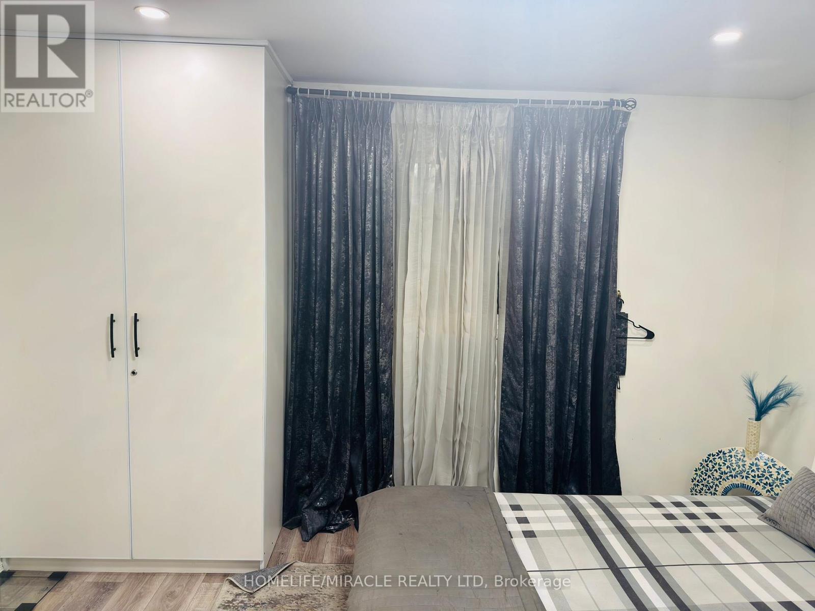 Upper - 37 Juanita Drive, Hamilton, Ontario  L9C 2G4 - Photo 24 - X12484082