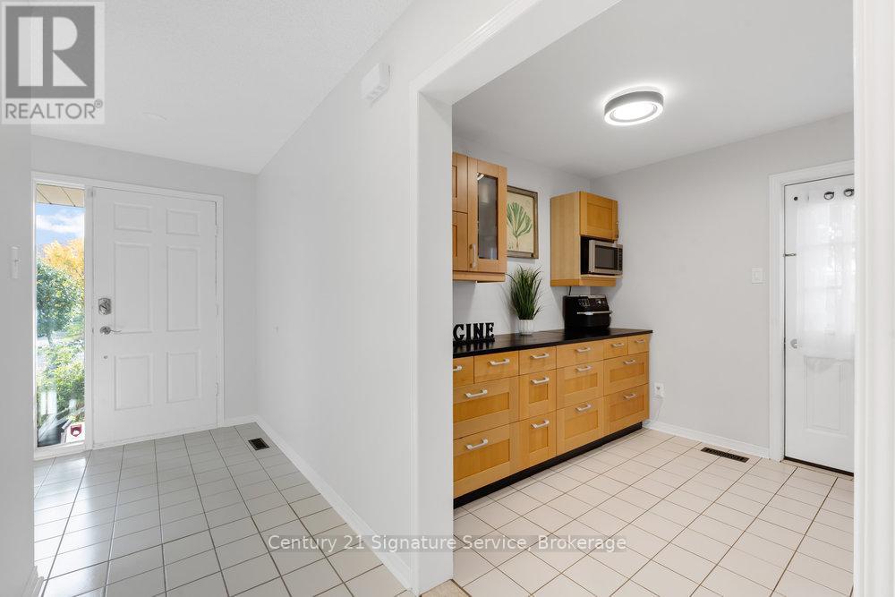 80 Dutch Crescent, Brampton, Ontario  L6Y 3X1 - Photo 7 - W12478430