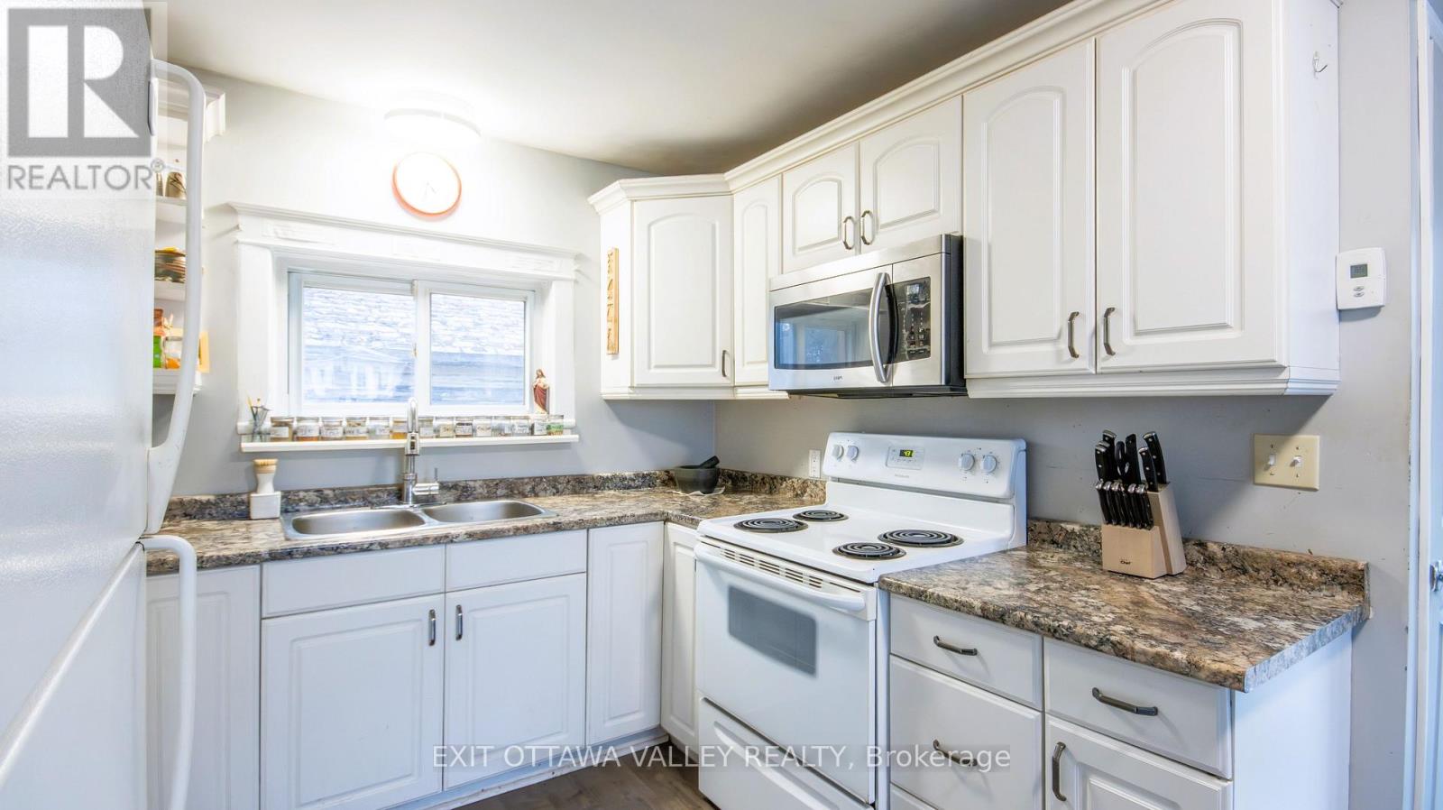 28 Paugh Lake Road, Madawaska Valley, Ontario  K0J 1B0 - Photo 15 - X12484108