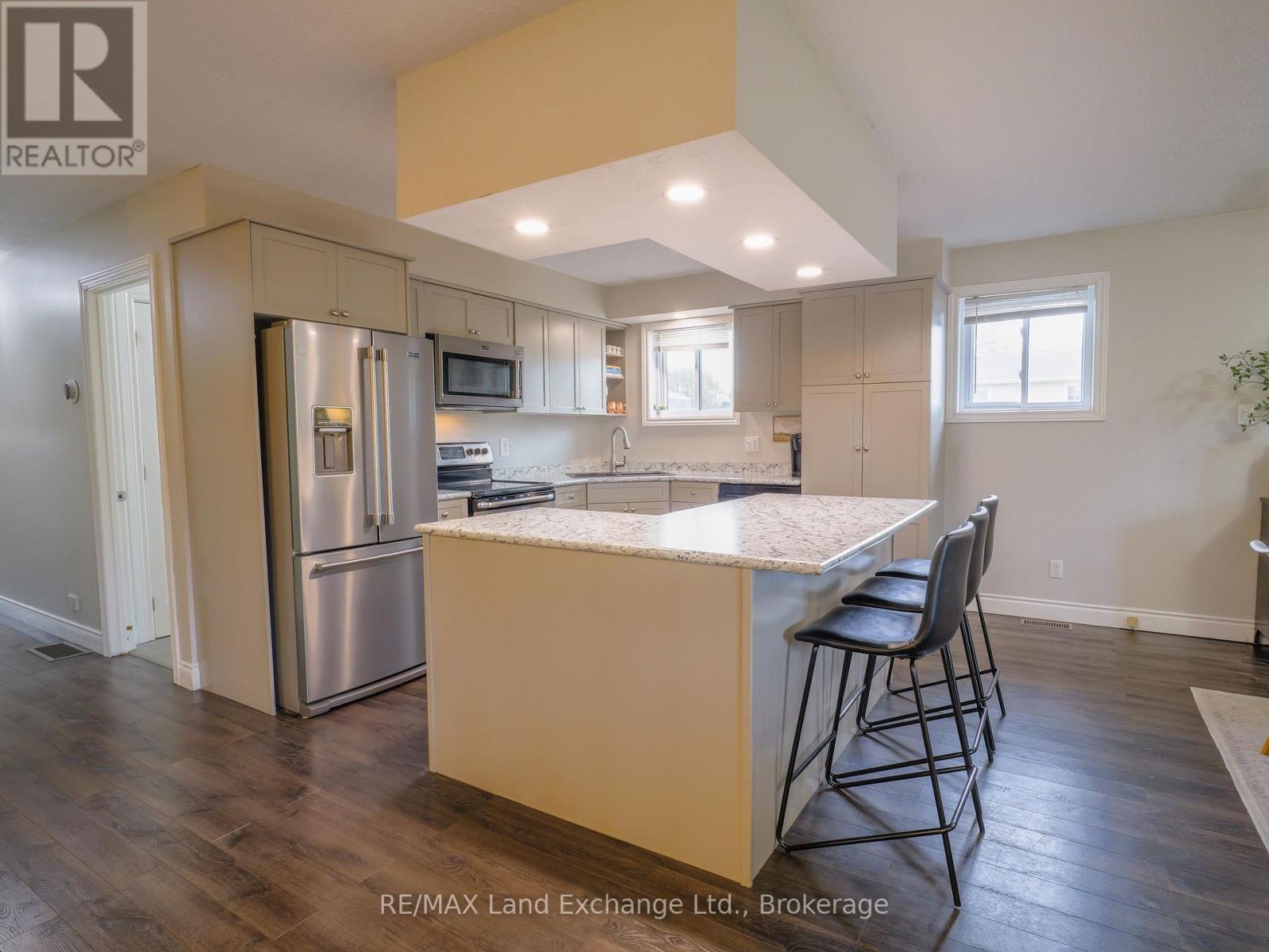 829 Highland Street, Saugeen Shores, Ontario  N0H 2C2 - Photo 7 - X12484241