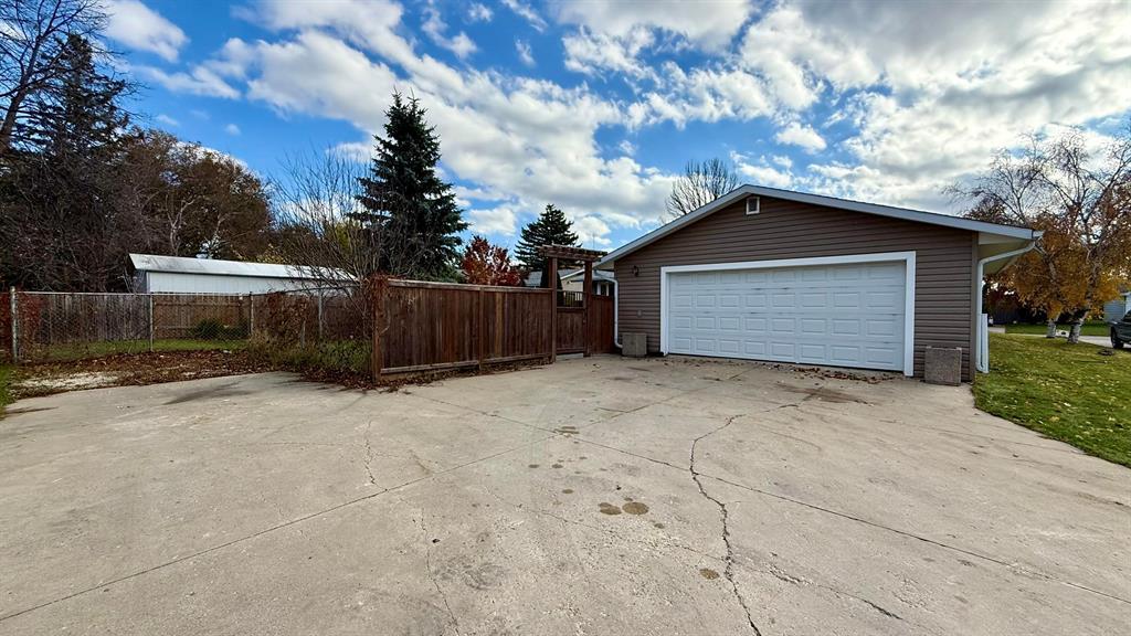 479 Ash Avenue, Steinbach, Manitoba  R5G 0G6 - Photo 2 - 202527359