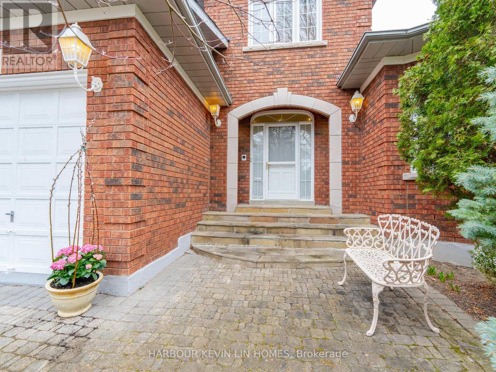 41 Montclair Road, Richmond Hill (Bayview Hill), Ontario  L4B 2S6 - Photo 2 - N12478601