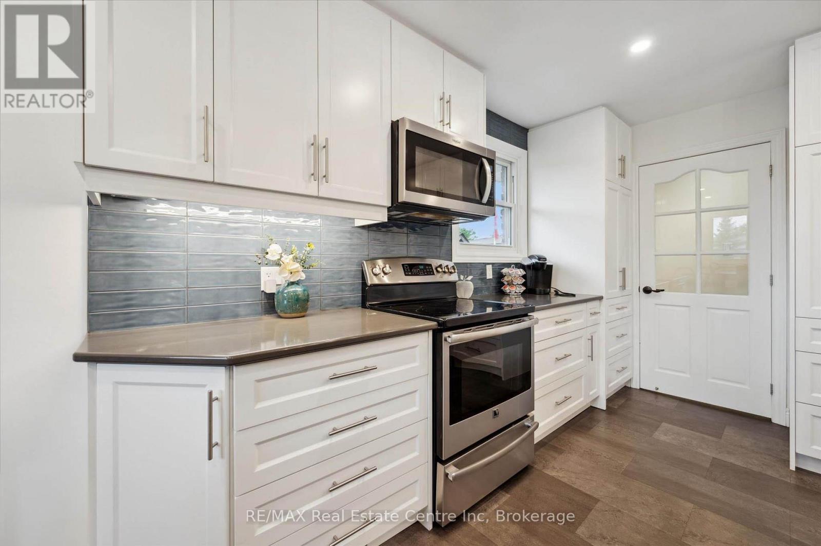 10 Villa Court, Hamilton, Ontario  L8W 1M2 - Photo 3 - X12484134