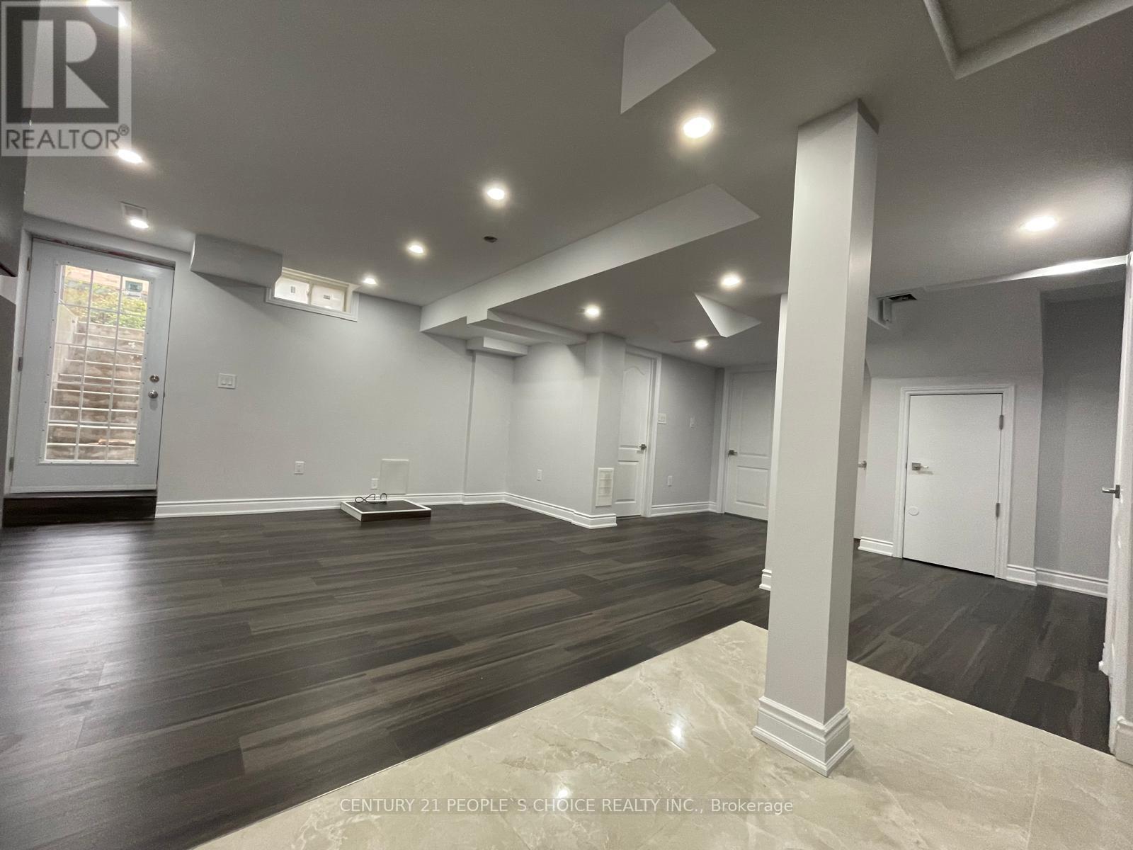66 Hadfield Circle, Brampton, Ontario  L6R 0N6 - Photo 4 - W12484101