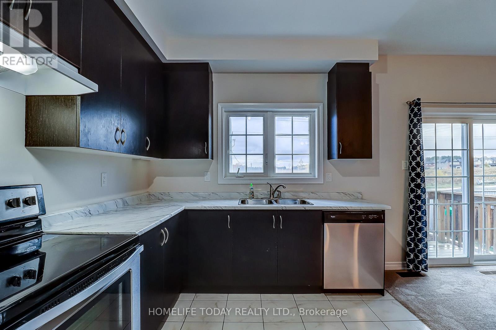 67 Daniele Crescent, Bradford West Gwillimbury (Bradford), Ontario  L3Z 0V7 - Photo 10 - N12484224