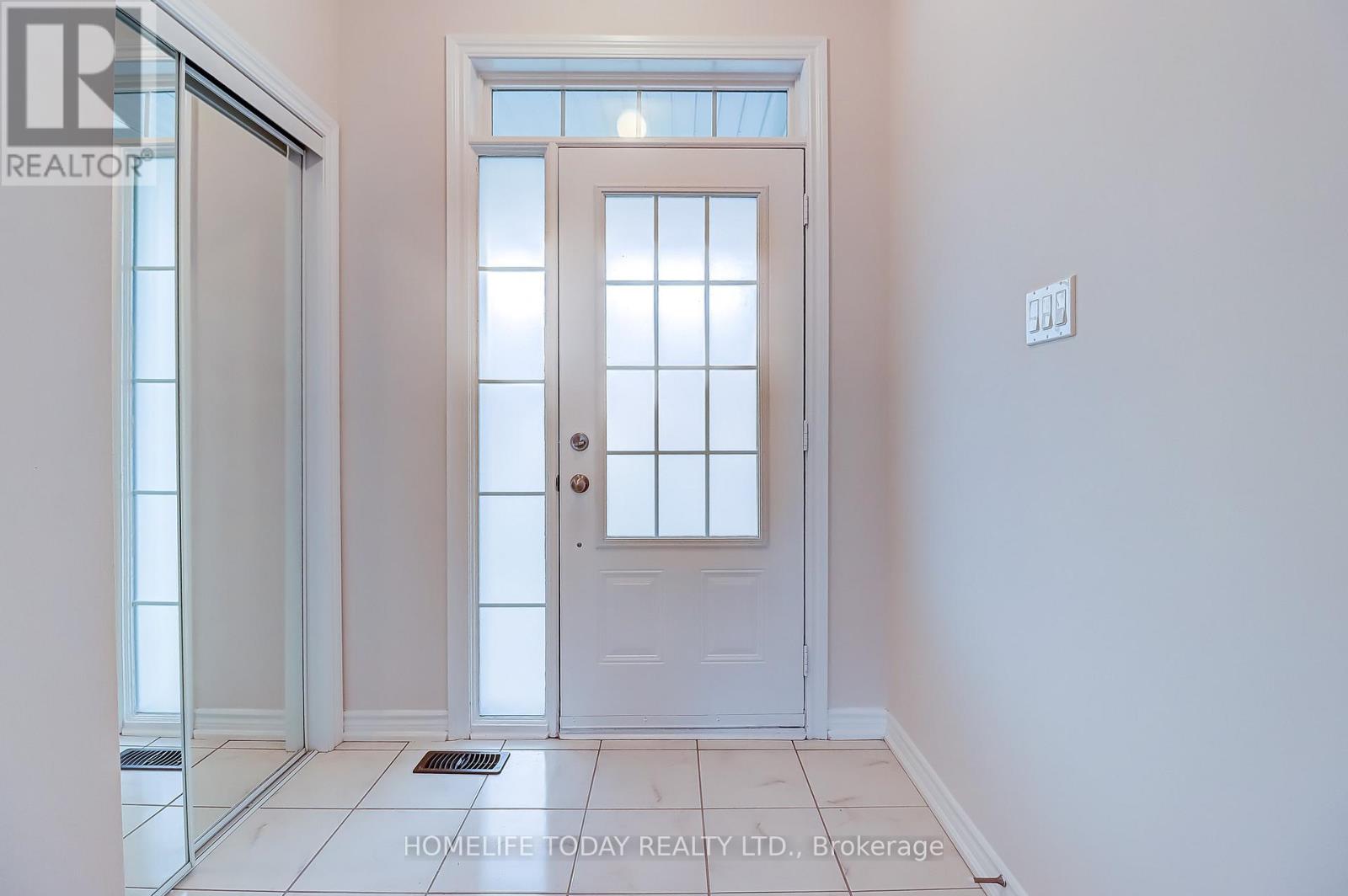 67 Daniele Crescent, Bradford West Gwillimbury (Bradford), Ontario  L3Z 0V7 - Photo 4 - N12484224