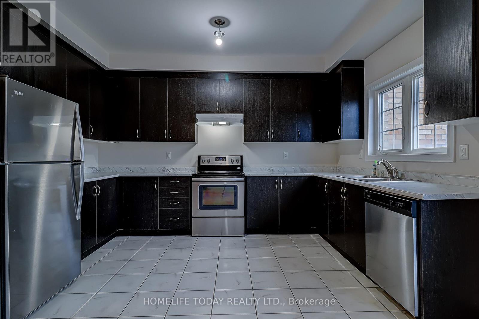 67 Daniele Crescent, Bradford West Gwillimbury (Bradford), Ontario  L3Z 0V7 - Photo 8 - N12484224