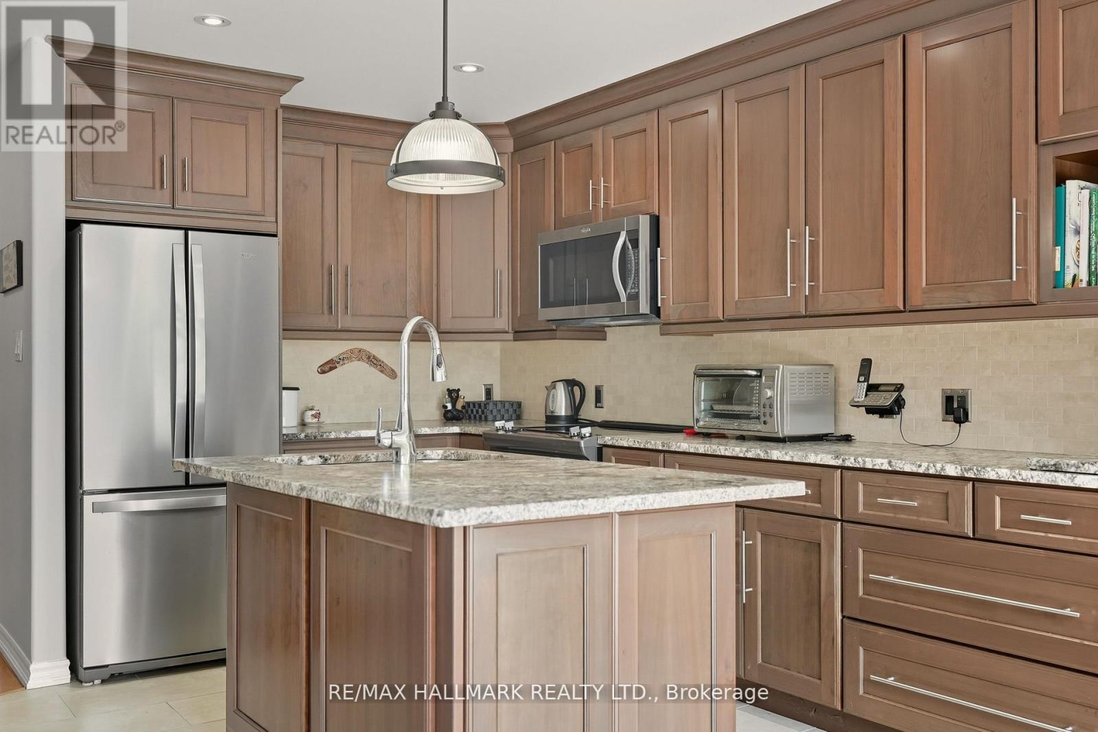 5 Pacific Avenue, Barrie (Little Lake), Ontario  L4M 7E7 - Photo 11 - S12484238
