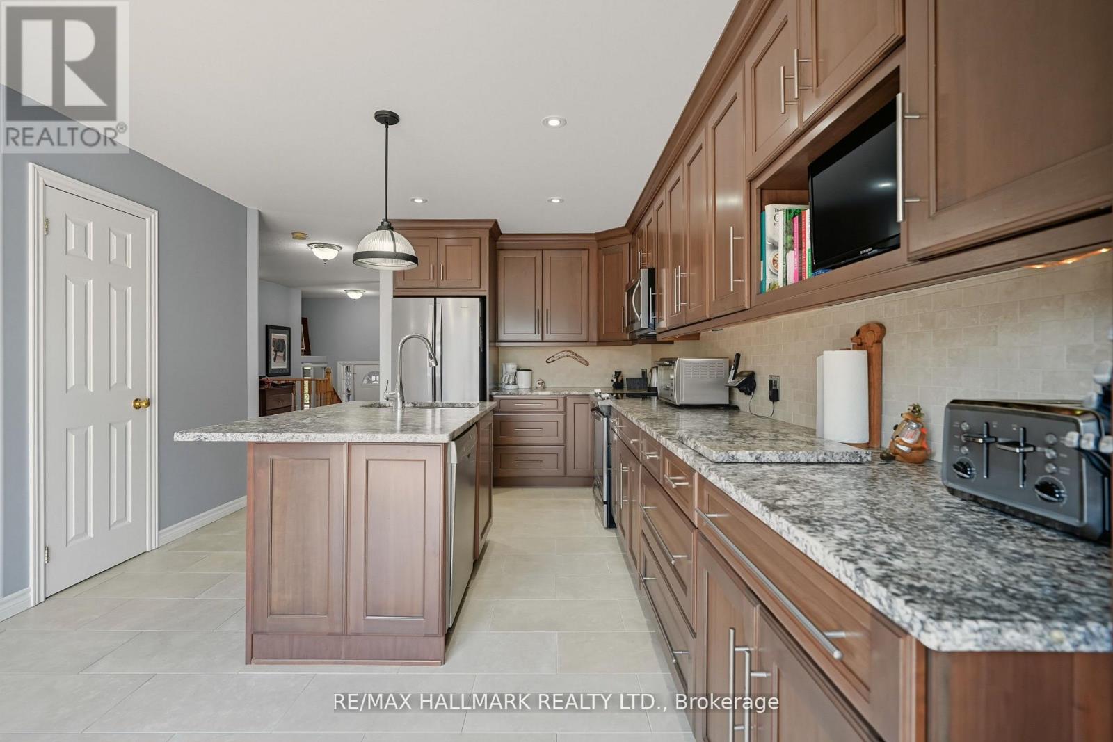 5 Pacific Avenue, Barrie (Little Lake), Ontario  L4M 7E7 - Photo 18 - S12484238