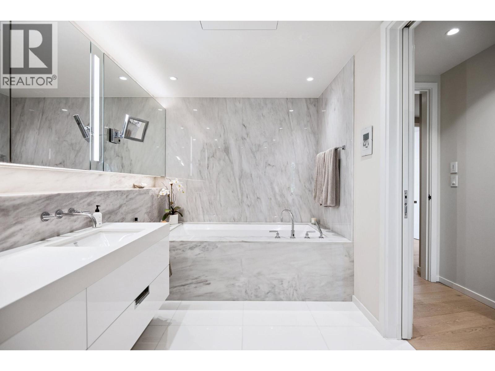 209 1355 Bellevue Avenue, West Vancouver, British Columbia  V7T 0B4 - Photo 24 - R3062050