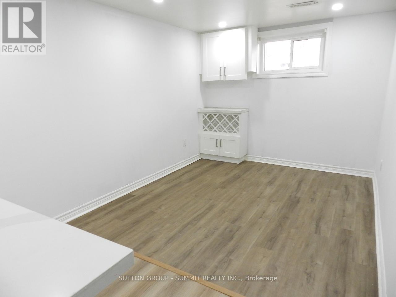 Lower - 3406 Ellengale Drive, Mississauga, Ontario  L5C 1Z4 - Photo 2 - W12484156