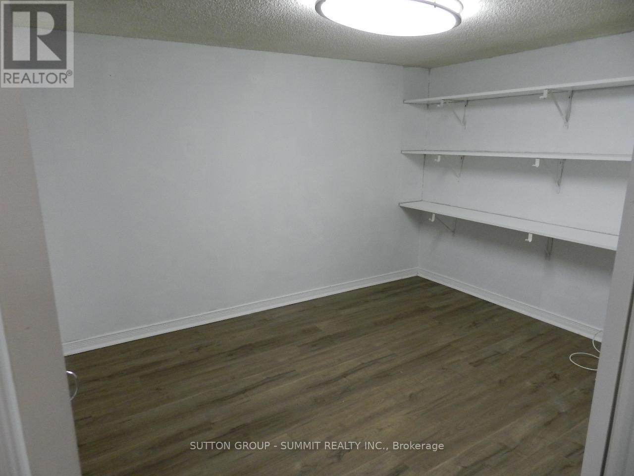 Lower - 3406 Ellengale Drive, Mississauga, Ontario  L5C 1Z4 - Photo 5 - W12484156