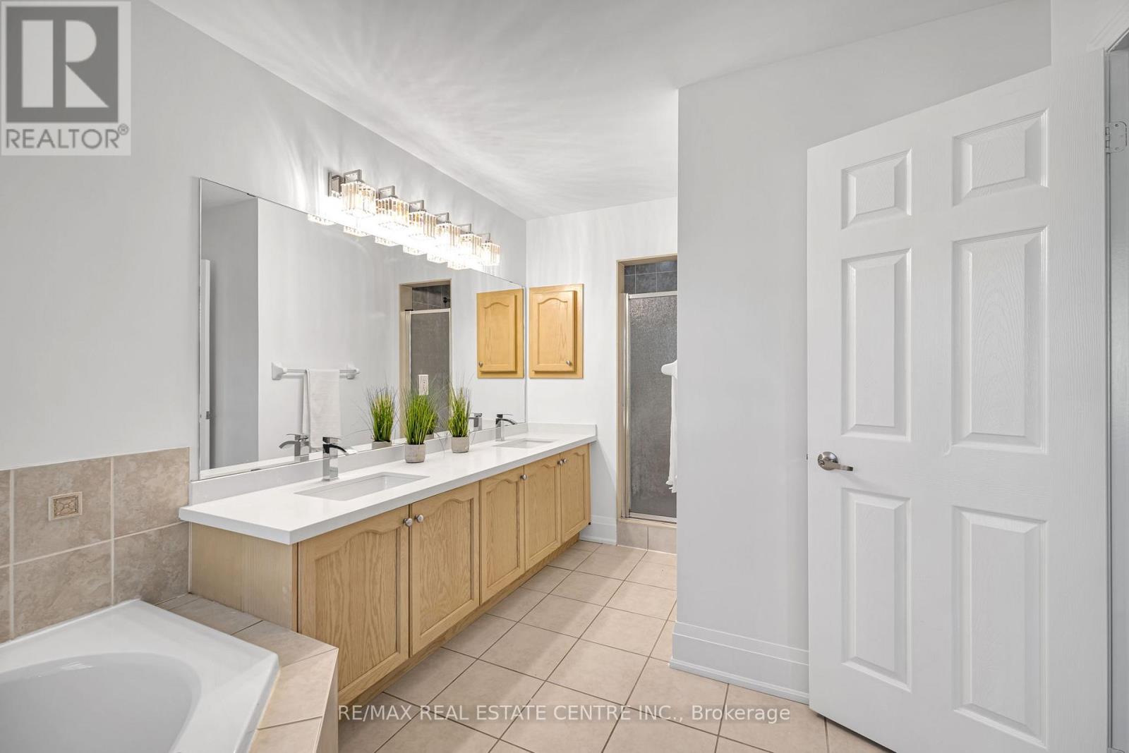 425 Bussel Crescent, Milton, Ontario  L9T 0W7 - Photo 39 - W12484189