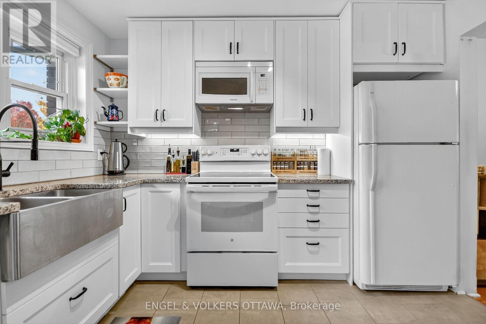 910 Dynes Road, Ottawa, Ontario  K2C 0G8 - Photo 3 - X12484266