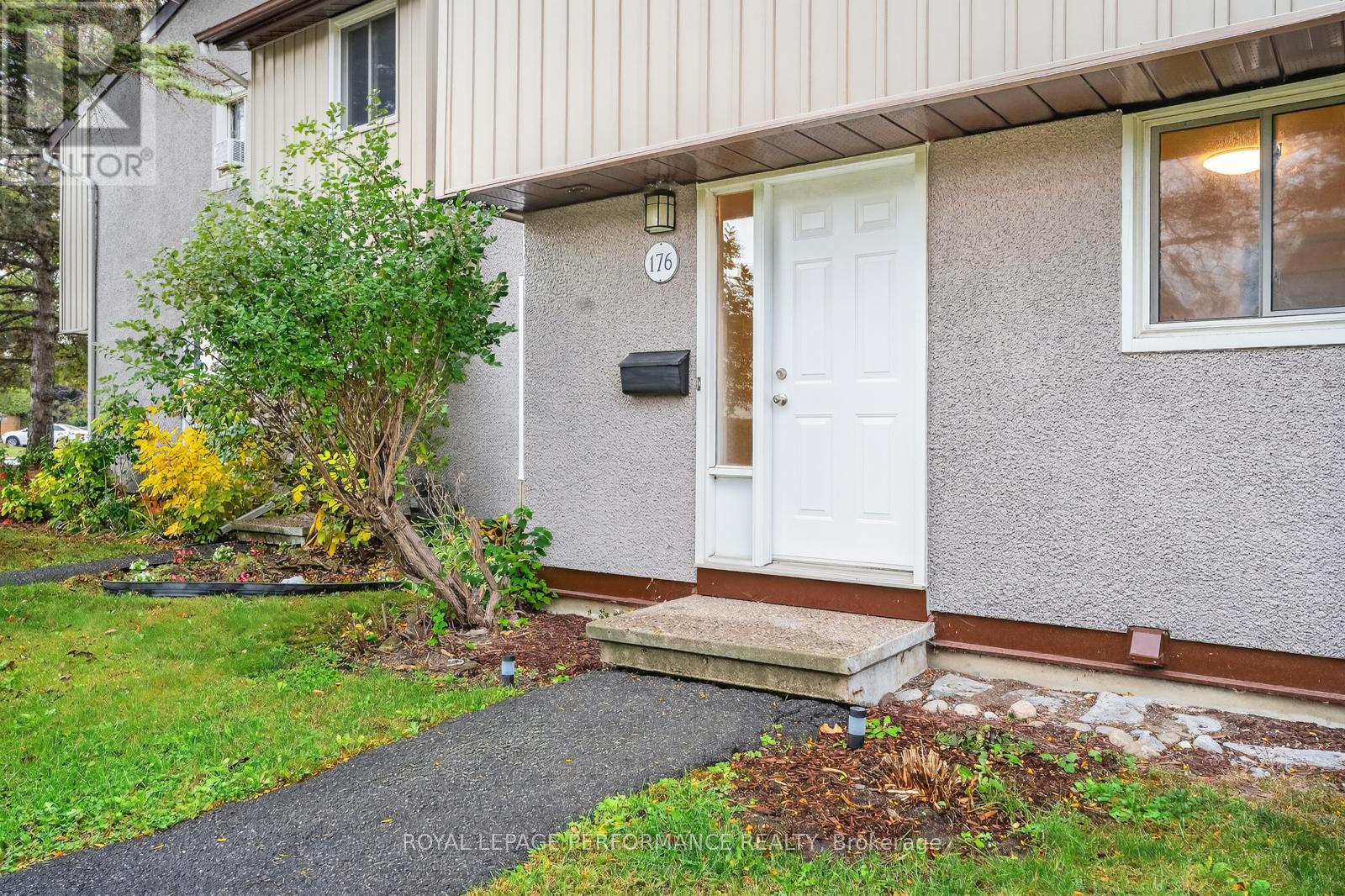 118 - 176 Woodfield Drive, Ottawa, Ontario  K2G 3W8 - Photo 3 - X12484294