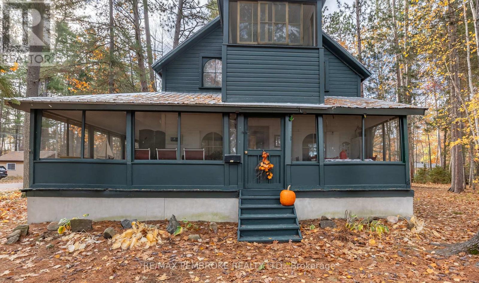 127 Alexandra Street, Petawawa, Ontario  K8H 2R2 - Photo 3 - X12484285